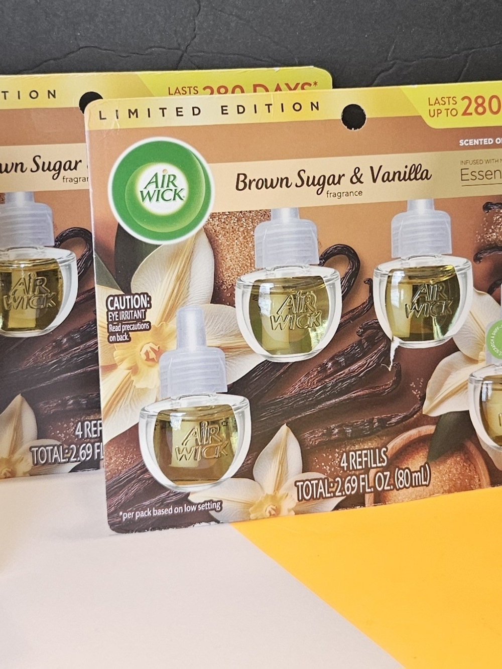 AIR WICK Brown Sugar & Vanilla 8 Essential Oil Refills & 4 Adv Plug-In Warmers